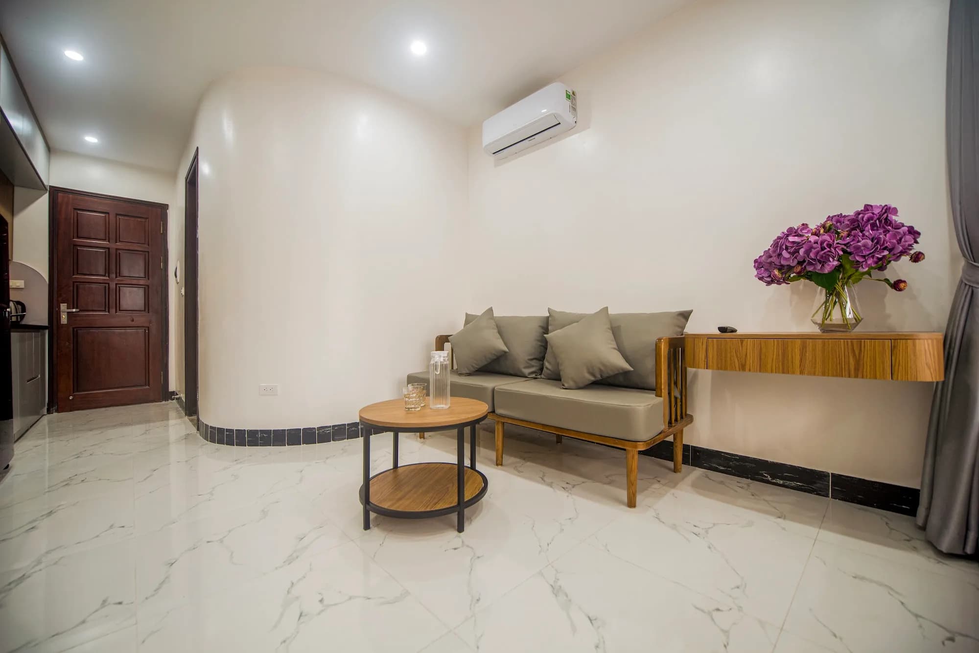 Bright Studio with Weekly Cleaning near Vincom Ba Trieu, Hai Ba Trung | Fully Furnished