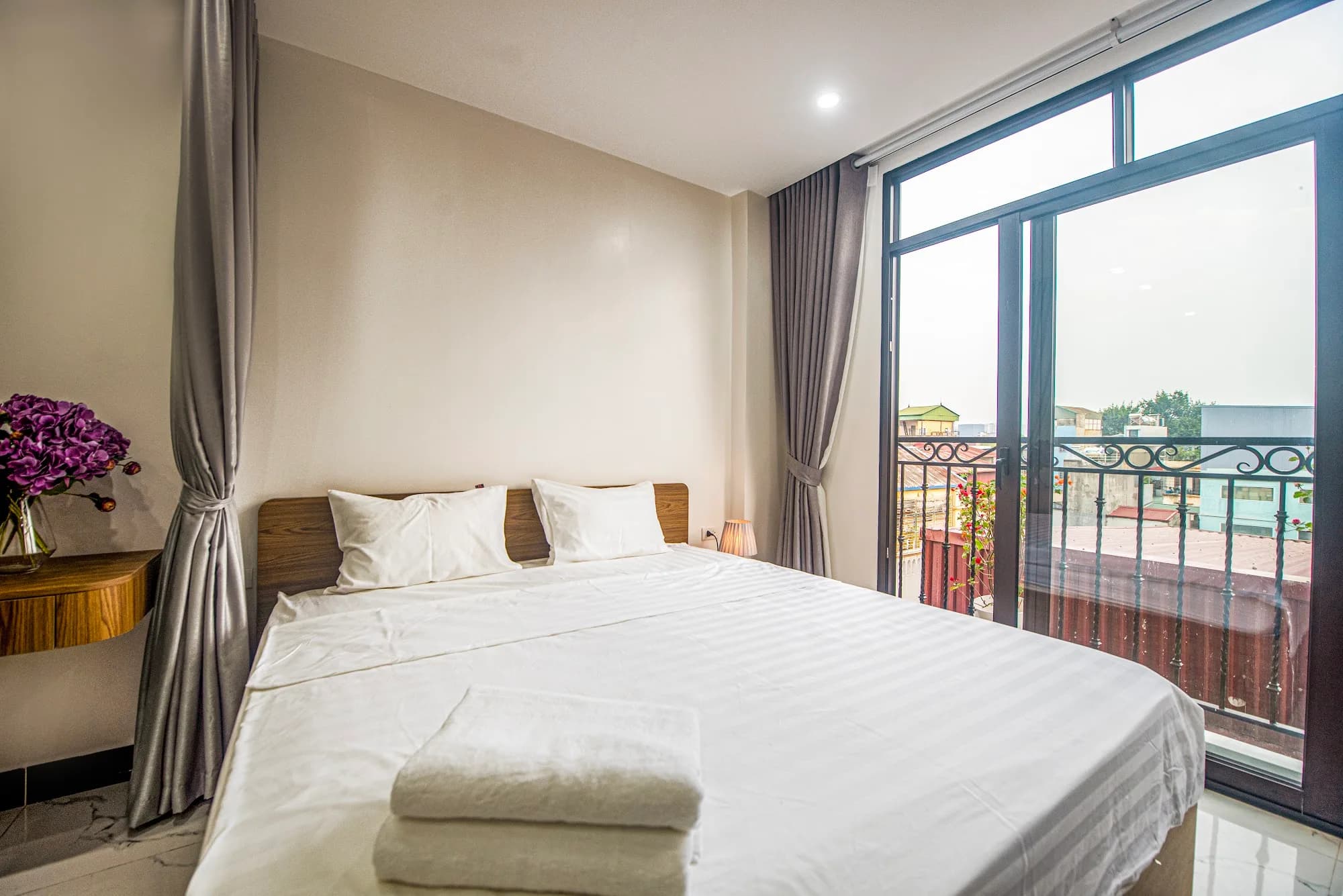 Studio with Bathtub & Weekly Cleaning near Vincom Ba Trieu, Hai Ba Trung | Fully Furnished