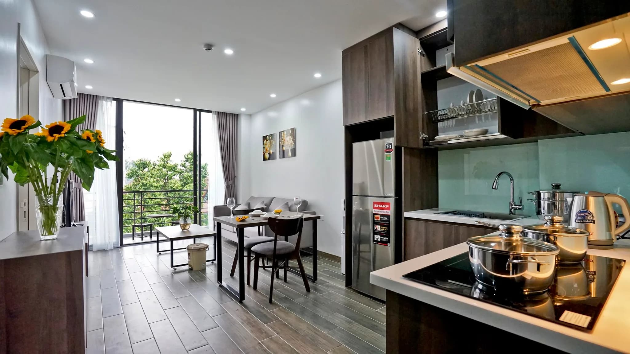 1-Bedroom Apartment with Bathtub and 2 Balconies on To Ngoc Van St., Tay Ho