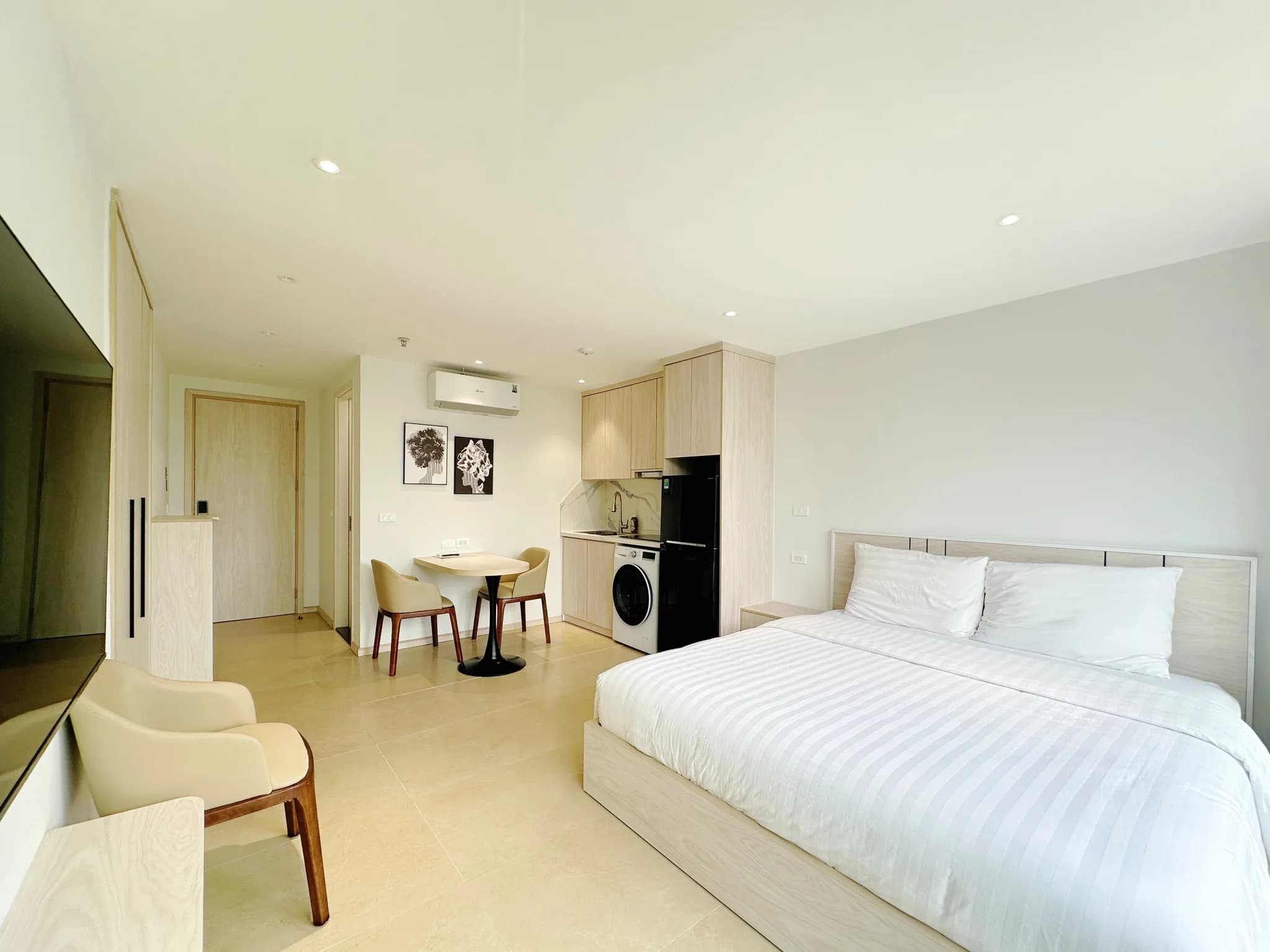 Lake View Studio with Balcony at Luxury Lakeside Lodge, Nhat Chieu, Tay Ho