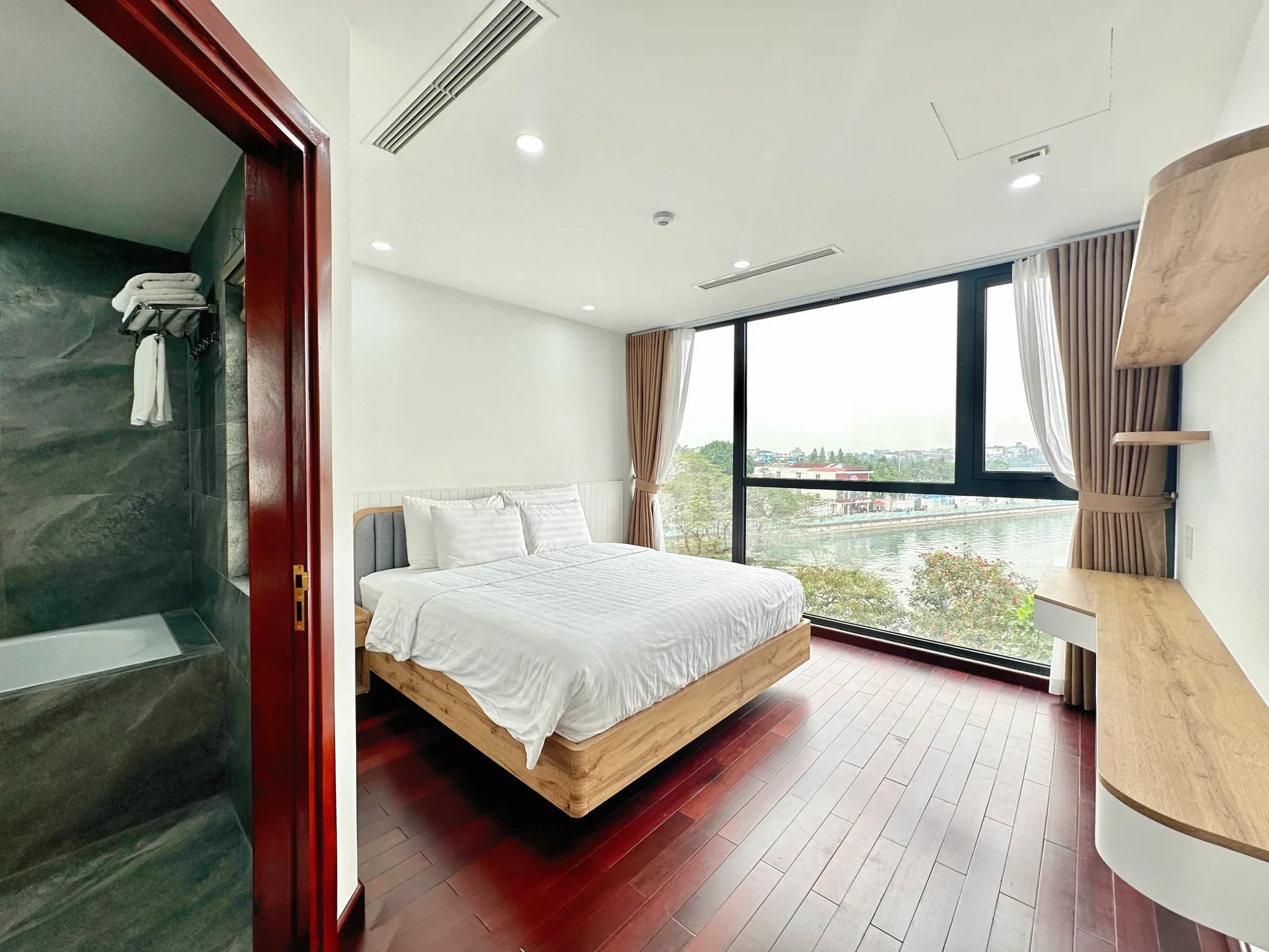 2-Bedroom Lake View Apartment with Balcony at Luxury Lakeside Lodge, Nhat Chieu, Tay Ho